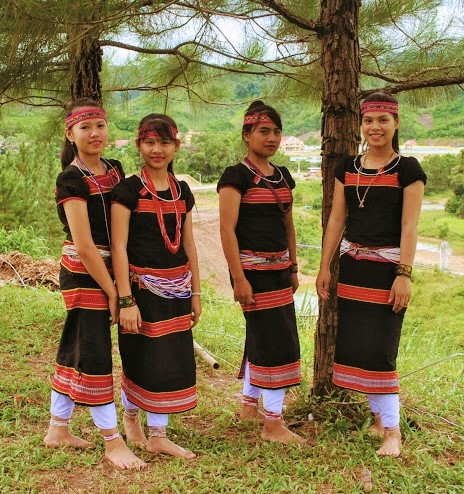 Xà cạp giúp tăng thêm vẻ đẹp nữ tính của bộ trang phục truyền thống của người Giẻ Triêng (nhóm địa phương Bh’noong ở Quảng Nam)