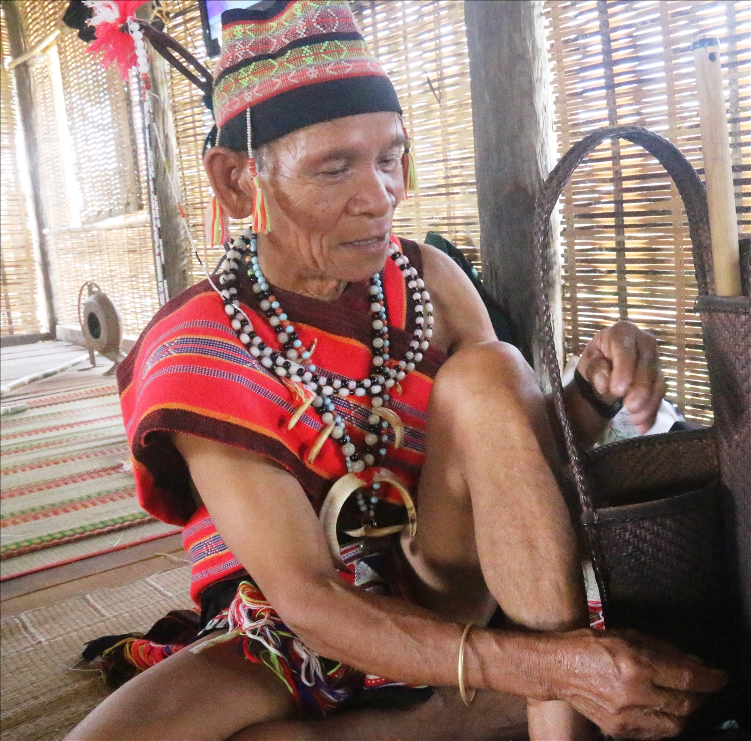 Già làng dân tộc Giẻ Triêng có rất nhiều đồ trang sức