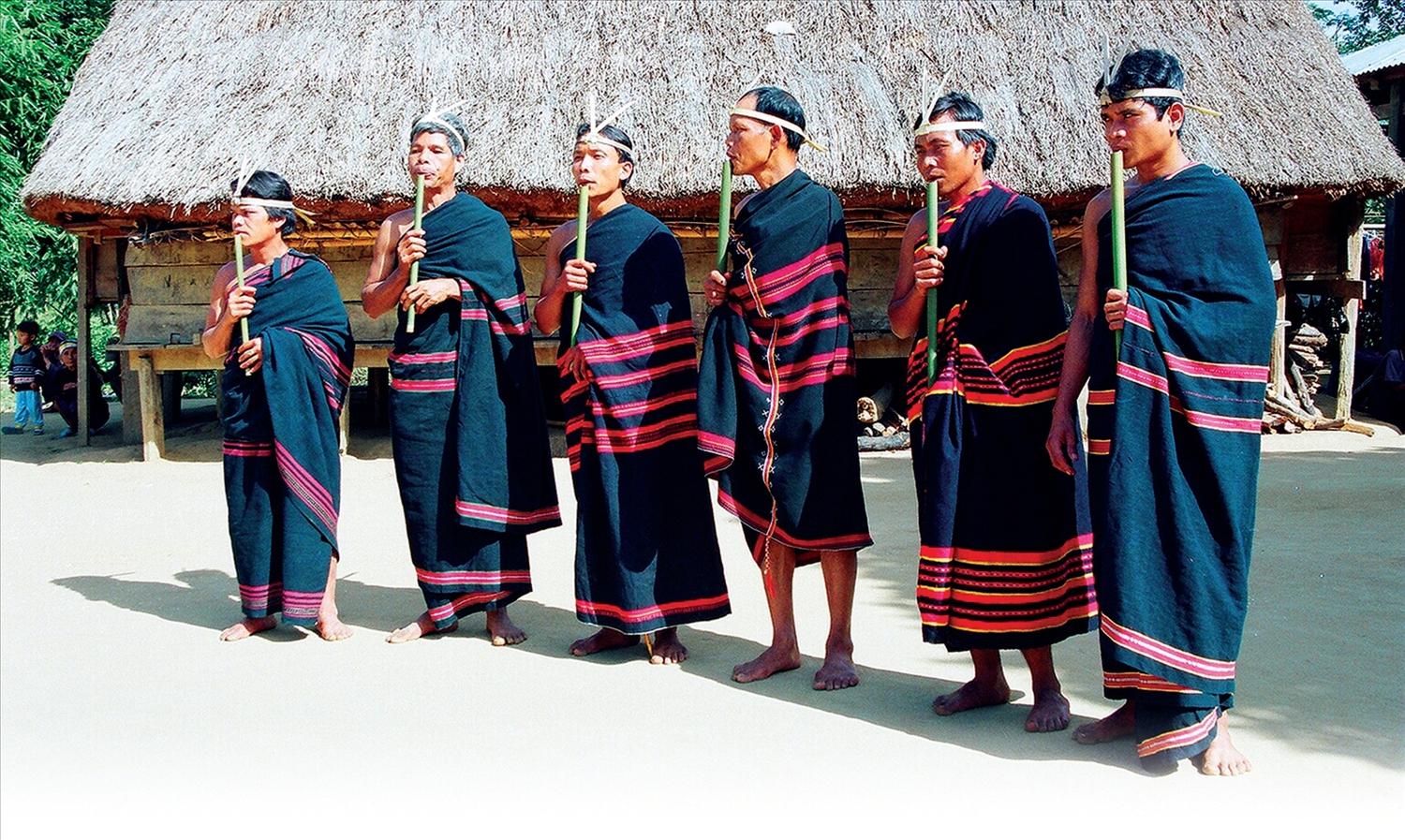 Trong các dịp lễ tết, đàn ông Giẻ Triêng mặc thêm các tấm choàng rộng màu chàm có các mầu sắc trang trí phủ kín thân.