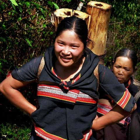 Phụ nữ Giẻ Triêng mặc váy thổ cẩm, quấn thêm một chiếc áo choàng bên ngoài