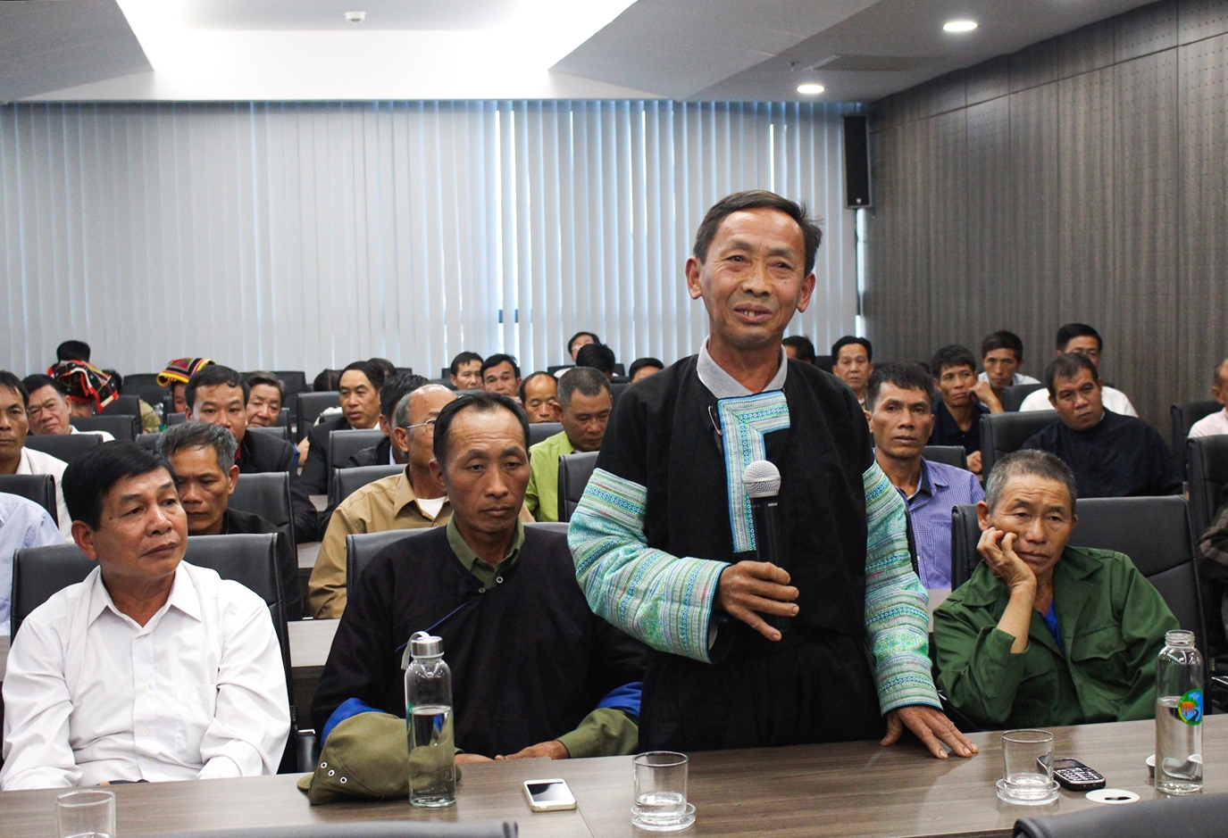 Người có uy tín trong đồng bào DTTS tỉnh Sơn La phát biểu ý kiến trong lần về thăm Ủy ban Dân tộc