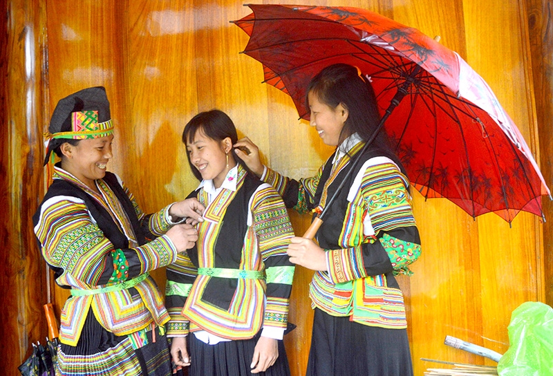 Phụ nữ người Mông thôn Tiên Tốc, xã Bình An (Lâm Bình) chuẩn bị trang phục đi chơi hội