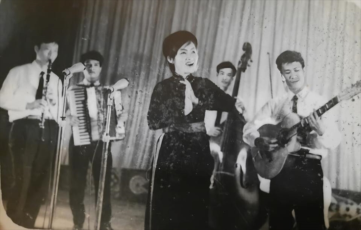 Nghệ sĩ Thanh Loan trong chương trình biểu diễn phục vụ bà con cuối những năm 50 của thế kỷ trước. Ảnh: Nhân vật cung cấp