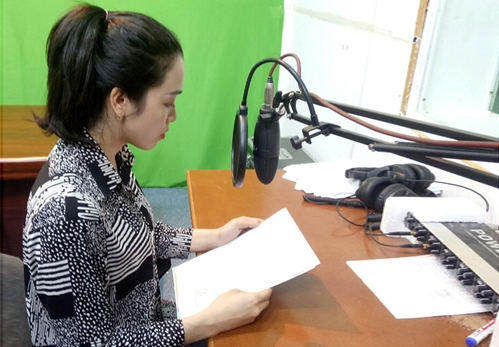 Phát thanh viên Trung tâm VHTT&TT huyện Krông Pa thu âm Chương trình phát thanh tiếng Gia Rai hằng ngày