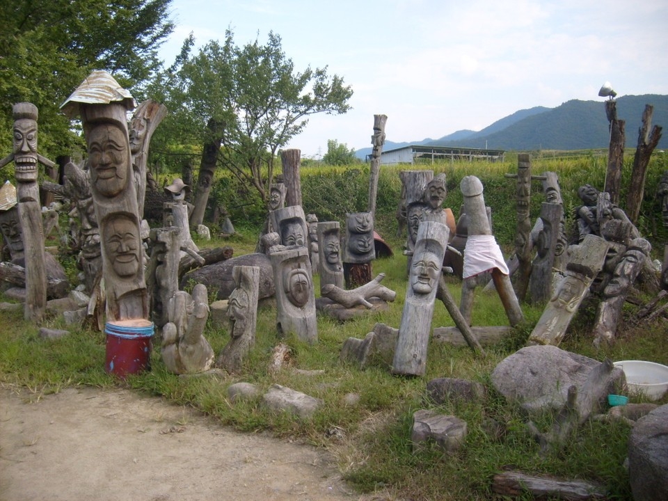 Những tượng gỗ Jangseung (thần bảo vệ của làng) 