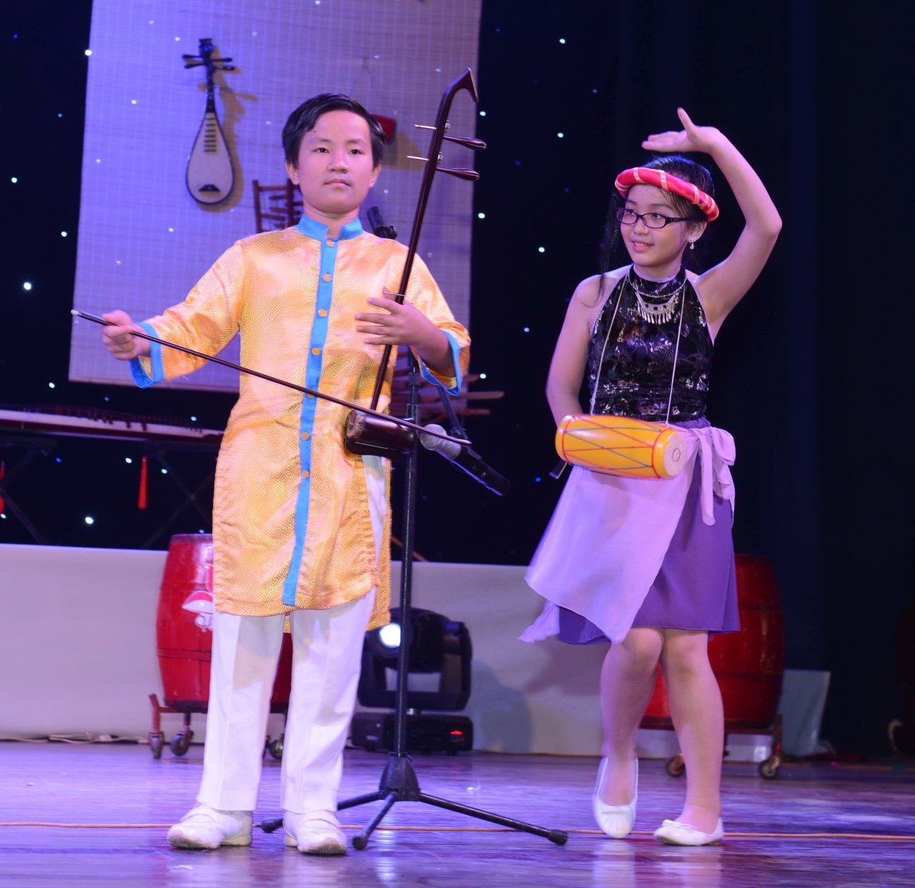 Học sinh tiểu học tại TP. Hồ Chí Minh biểu diễn nhạc cụ dân tộc tại Liên hoan Âm nhạc dân tộc do Phòng Giáo dục và Đào tạo quận 1, TP. Hồ Chí Minh tổ chức