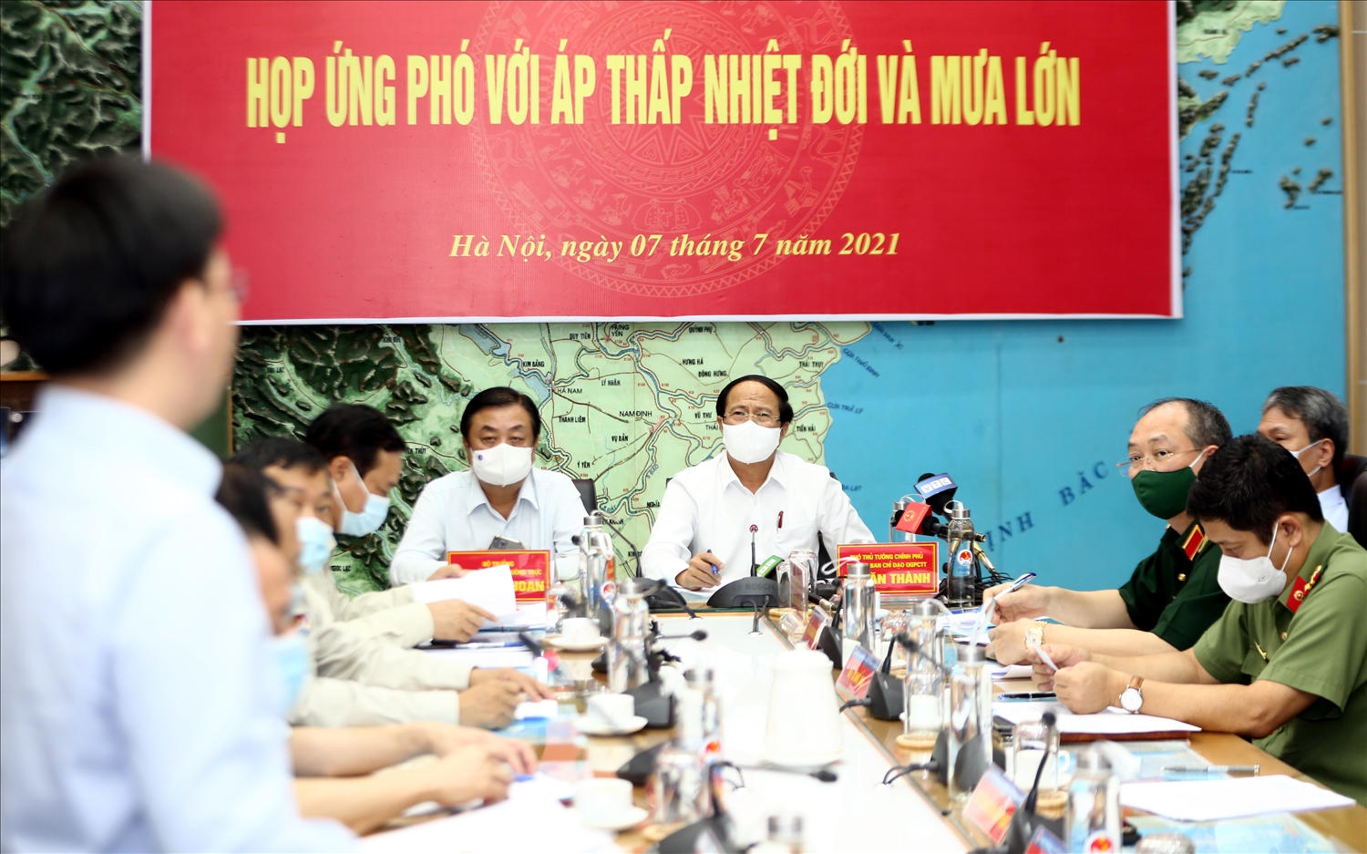 Phó Thủ tướng Lê Văn Thành nghe lãnh đạo Trung tâm Dự báo khí tượng thủy văn Quốc gia báo cáo diễn biến ATNĐ - Ảnh: VGP/Đức Tuân