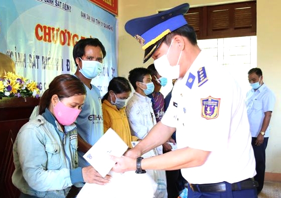 Đại diện Bộ Tư lệnh Vùng Cảnh sát biển 2 trao quà cho hộ đồng bào DTTS nghèo xã Sơn Trà