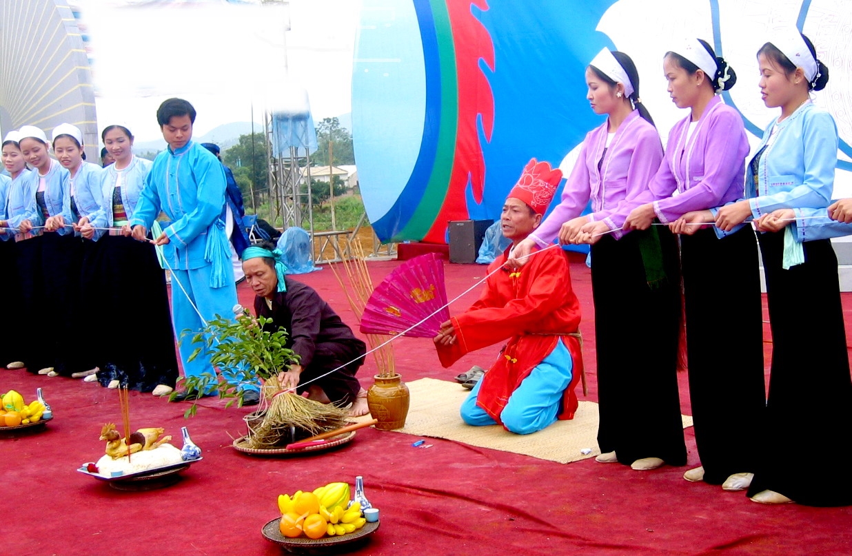 Đồng bào dân tộc Mường mặc trang phục truyền thống tái hiện Lễ hội Kéo si