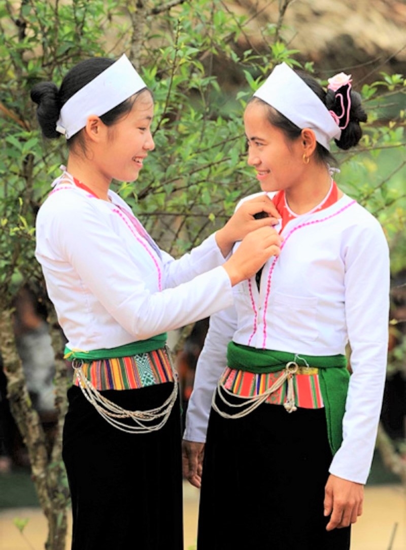 Nghệ thuật tô điểm cạp váy vô âu phục truyền thống lịch sử của phụ phái nữ Mường ghi sâu đường nét văn hóa truyền thống Đông Sơn 