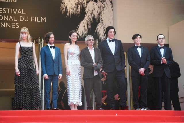 Angèle, Simon Helberg, Marion Cotillard, Leos Carax, Adam Driver, Russell Mael và Ron Mael trong đêm công chiếu đầu tiên của “Annette” tại Liên hoan phim Cannes 2021