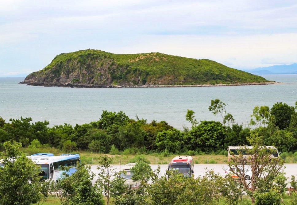 Đảo Yến nhìn từ đất liền