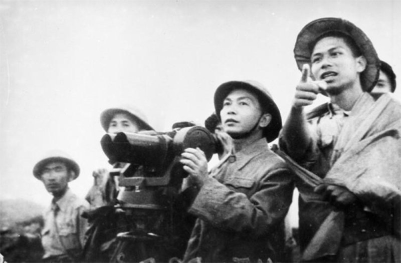 Đại tướng quan sát trận địa trước khi nổ súng mở màn cho trận chiến Điện Biên Phủ - ảnh tư liệu