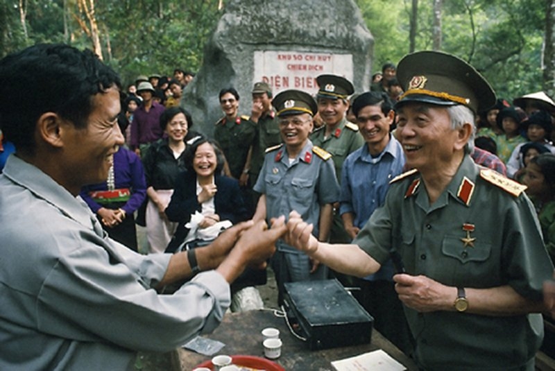 Người dân Mường Phăng chào đón Đại tướng về thăm Sở chỉ huy ở Điện Biên Phủ - ảnh tư liệu