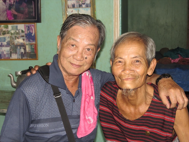 Nhạc sĩ Trần Viết Bính và một già làng người dân tộc Chơ Ro. Ảnh: Nhân vật cung cấp