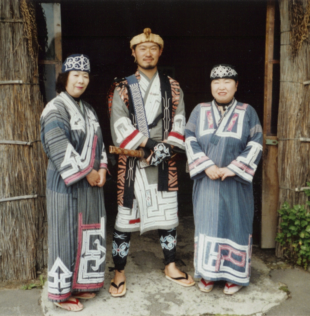 Trang phục truyền thống của người Ainu