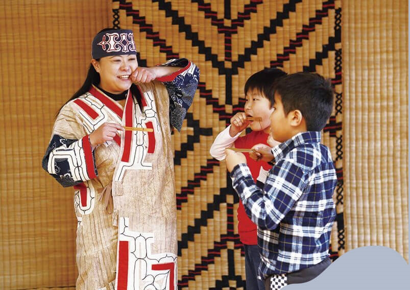 Các bạn nhỏ người Nhật tham quan, trải nghiệm văn hóa của người Ainu tại Bảo tàng Akanko Ainu Kotan