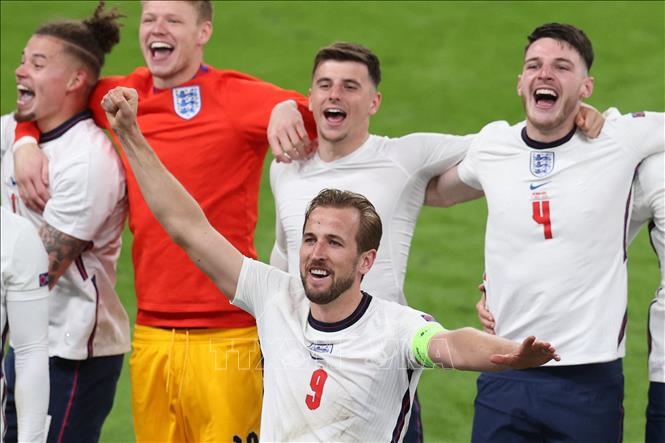 Niềm vui của các tuyển thủ Anh khi đội nhà giành chiến thắng trước tuyển Đan Mạch trong trận bán kết EURO 2020 ở Wembley (Anh) ngày 7/7/2021. Ảnh: AFP/TTXVN