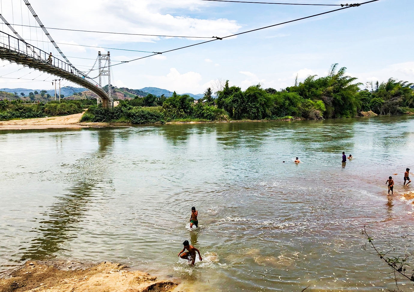 Nhóm trẻ em huyện Krông Nô, tỉnh Đắk Nông vui chơi, tắm sông