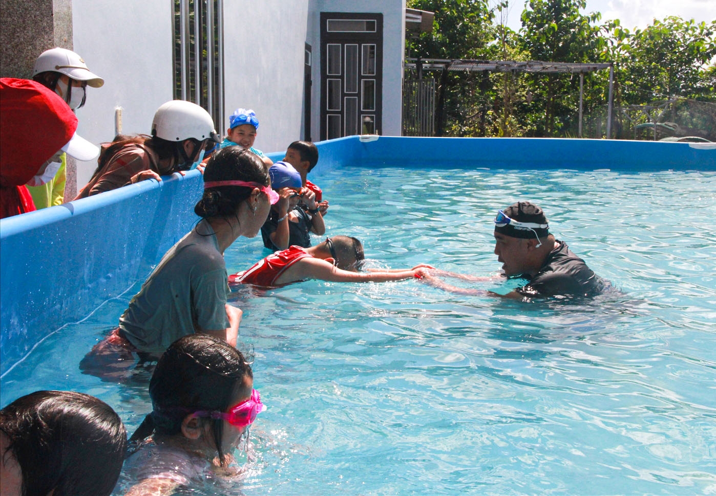 Một lớp dạy bơi miễn phí ở xã vùng sâu tỉnh Đắk Lắk