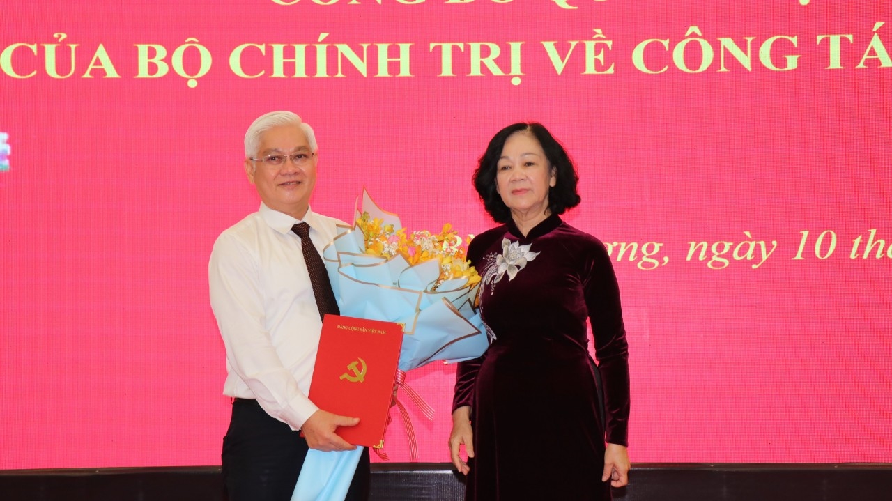 Ủy viên Bộ Chính trị, Bí thư Trung ương Đảng, Trưởng ban Tổ chức Trung ương Trương Thị Mai trao quyết định cho đồng chí Nguyễn Văn Lợi