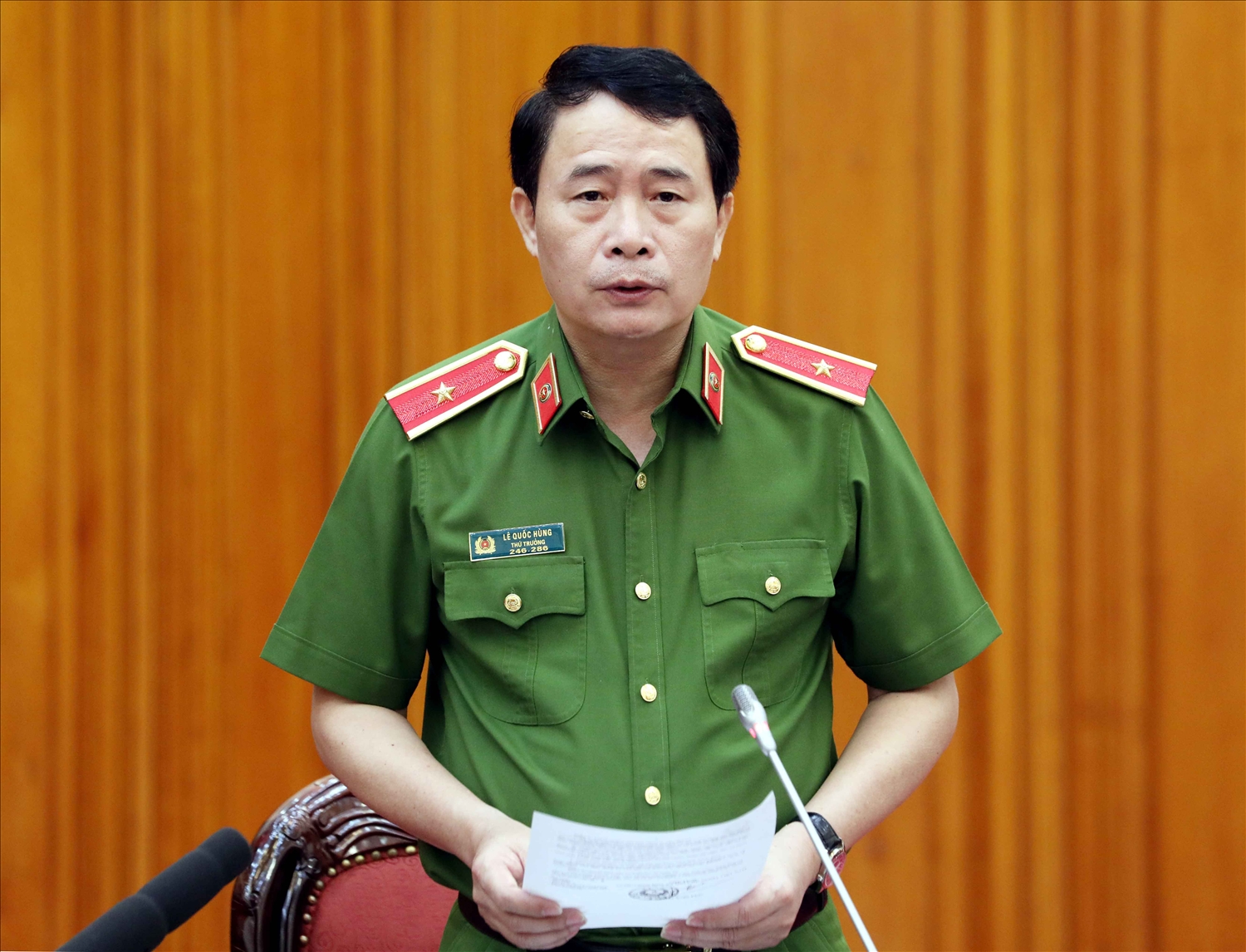 Thứ trưởng Bộ Công an Lê Quốc Hùng báo cáo tại phiên họp. Ảnh: VGP/Lê Sơn