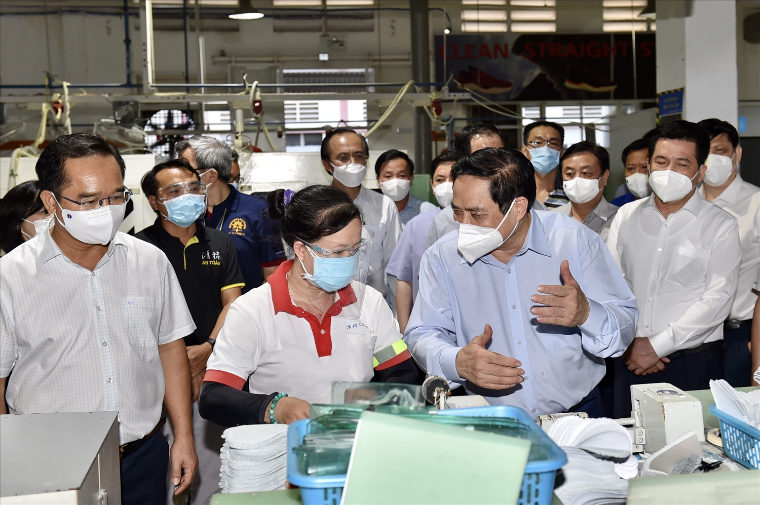 Thủ tướng thăm hỏi công việc sản xuất, chế độ ăn nghỉ của công nhân Công ty TNHH giày Ching Luh Việt Nam (KCN Thuận Đạo, huyện Bến Lức, Long An). Ảnh: VGP/Nhật Bắc