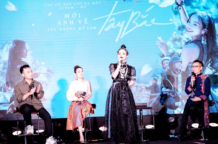 Ca sĩ Sèn Hoàng Mỹ Lam biểu diễn trong buổi ra mắt album và MV “Mời anh về Tây Bắc”. Ảnh: Thanh Thuận