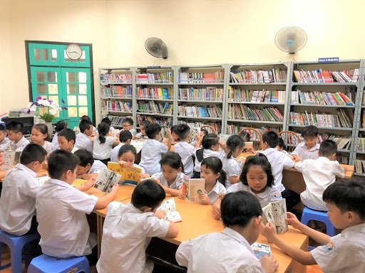 Các em học sinh đọc sách tại Thư viện quận Hoàn Kiếm, Hà Nội (Ảnh chụp trước thời điểm có dịch Covid-19)