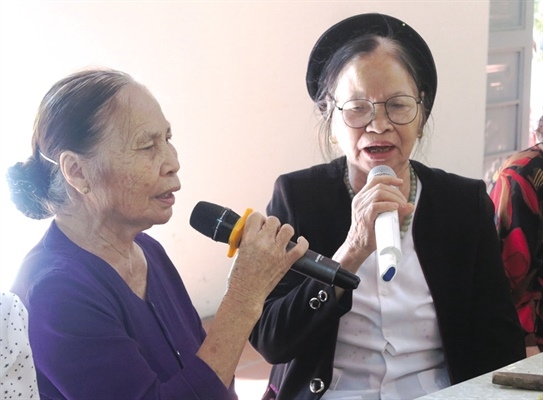 Nghệ nhân ưu tú Tạ Thị Hình (Bắc Ninh, bên phải) được đề nghị xét tặng danh hiệu “Nghệ nhân nhân dân”