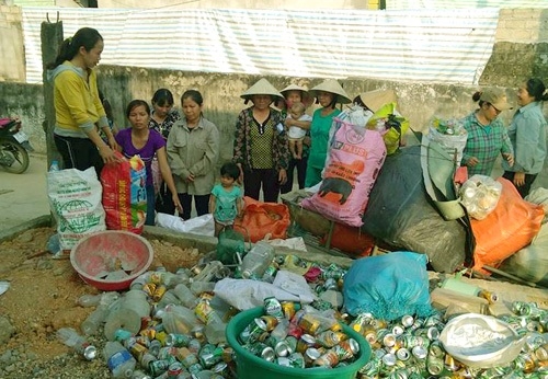 Chị em hội LHPN xã Vĩnh Sơn huyện Anh Sơn đang thực hiện tốt mô hình nhân văn, ý nghĩa – đổi rác thải lấy thẻ BHYT 