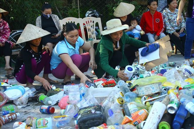 Chị em hội LHPN xã Nghi Thạch huyện Nghi Lộc đang phát huy hiệu quả mô hình “đổi rác thải lấy thẻ BHYT”