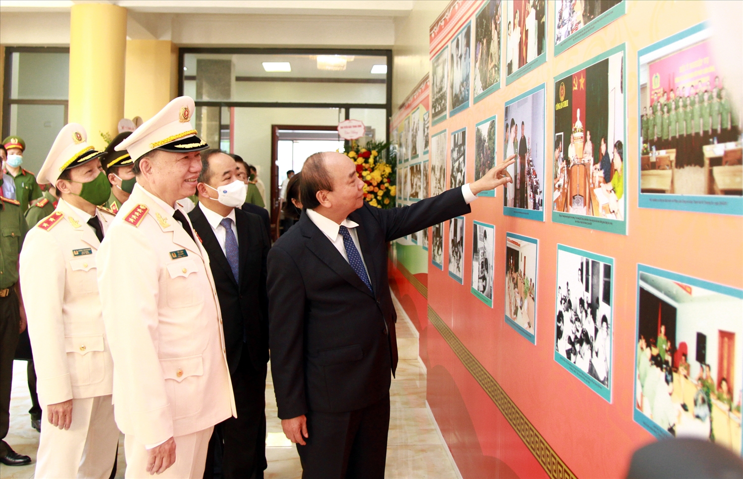 Chủ tịch nước Nguyễn Xuân Phúc và các đại biểu tham quan gian trưng bày 75 năm Ngày truyền thống lực lượng ANND - Ảnh VGP/Đức Tuân 