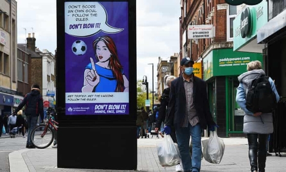Một bảng hiệu tuyên truyền về các biện pháp phòng chống COVID-19 ở phía tây thủ đô London, Anh. Ảnh: PA 