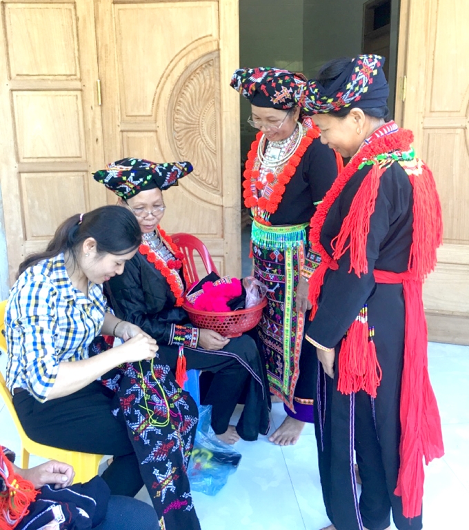 Phụ nữ Dao thôn 1 Minh Tiến, xã Minh Hương, huyện Hàm Yên, tỉnh Tuyên Quang thêu trang phục truyền thống