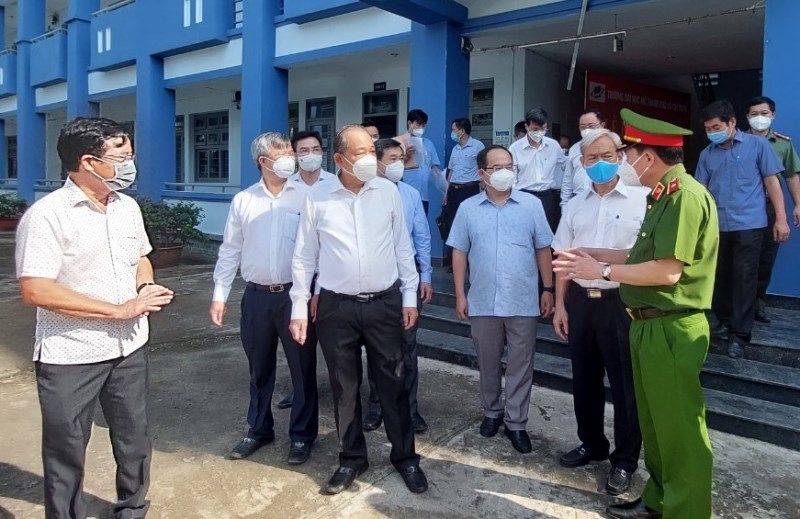 Phó Thủ tướng Thường trực Chính phủ Trương Hòa Bình kiểm tra tại Bệnh viện dã chiến điều trị Covid-19 số 3, tỉnh Đồng Nai