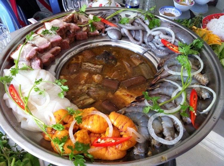 Mắm bò hóc là gia vị khoogn thiể thiếu trong món lẩu hải sản của người dân miền Tây Nam Bộ