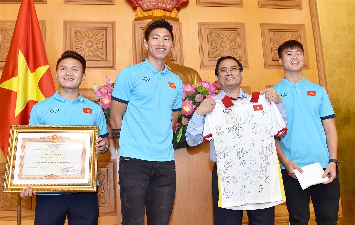 Thủ tướng trao Bằng khen cho đội tuyển bóng đá nam quốc gia và nhận món quà đặc biệt là chiếc áo đấu có chữ ký của các thành viên đội tuyển. - Ảnh: VGP/Nhật Bắc