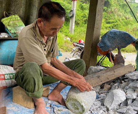 Ông Lường Ngọc Hiển miệt mài với nghề đục cối đá dù dã bước vào tuổi 80