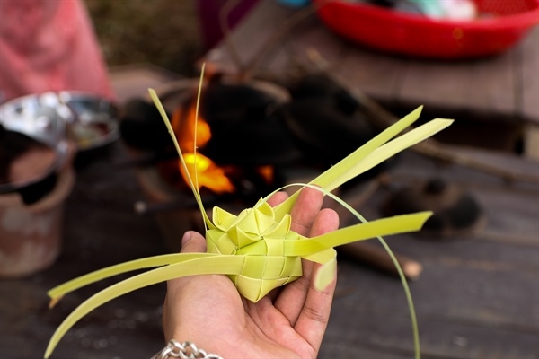 Phần chop bánh ka tum được thắt lá một cách khéo léo giống như cánh hoa đang bung nở