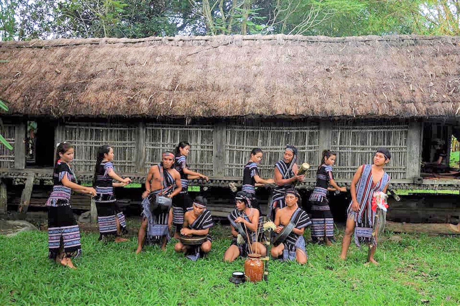 Người dân Làng Teng biểu diễn dân ca, dân vũ tại Khu bảo tồn văn hóa của làng