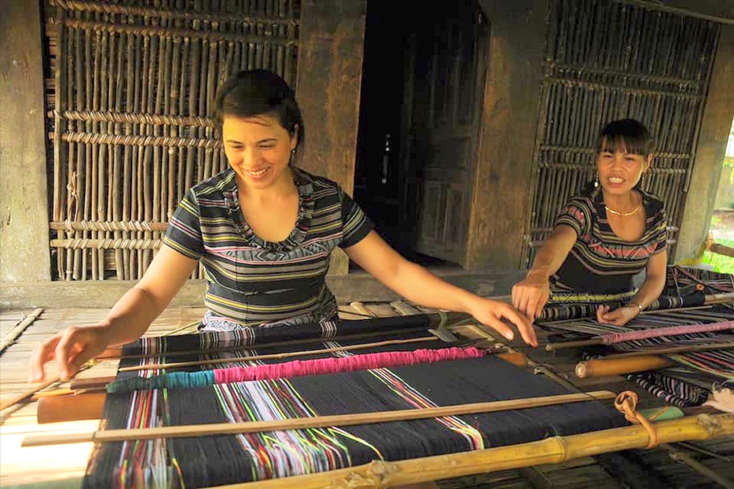 Phụ nữ Hrê ở Làng Teng gìn giữ nghề dệt thổ cẩm truyền thống