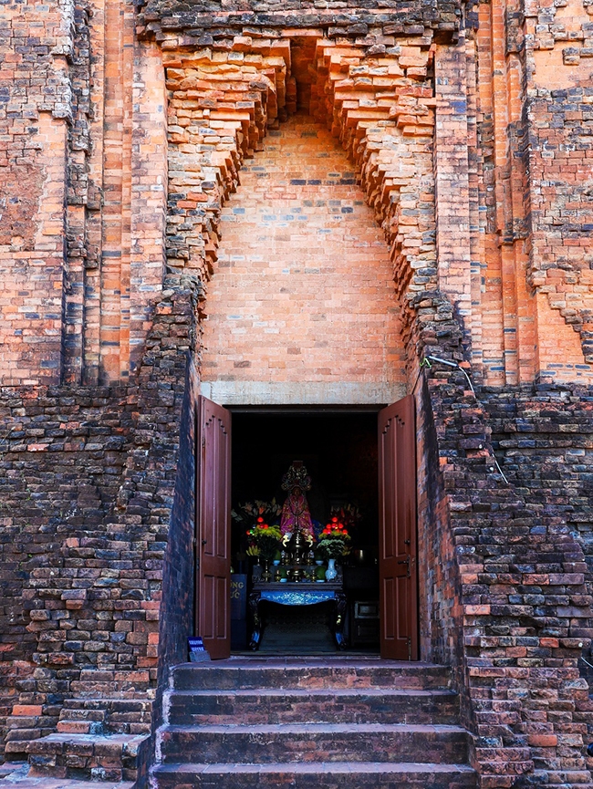 Cửa vào khu thờ tiên nữ Thiên Y Ana