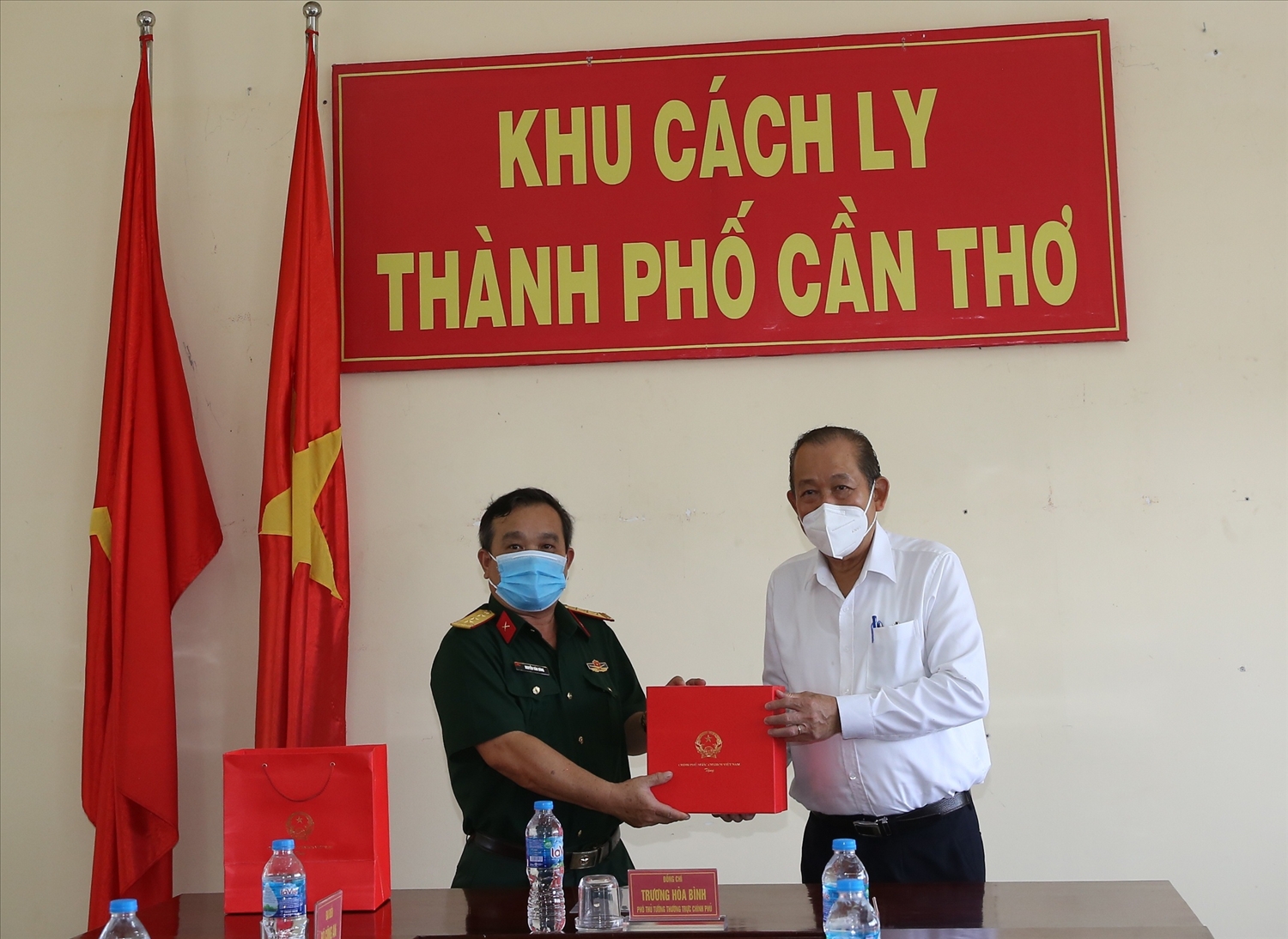 Phó Thủ tướng Thường trực Chính phủ Trương Hòa Bình tặng quà cán bộ Khu cách ly 1, TP .Cần Thơ. Ảnh: VGP/Mạnh Hùng