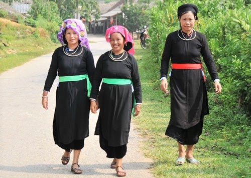 Những bà mẹ người Tày ở Nghĩa Đô luôn có ý thứcgiữ gìn, trao truyền văn hóa cho con cháu 