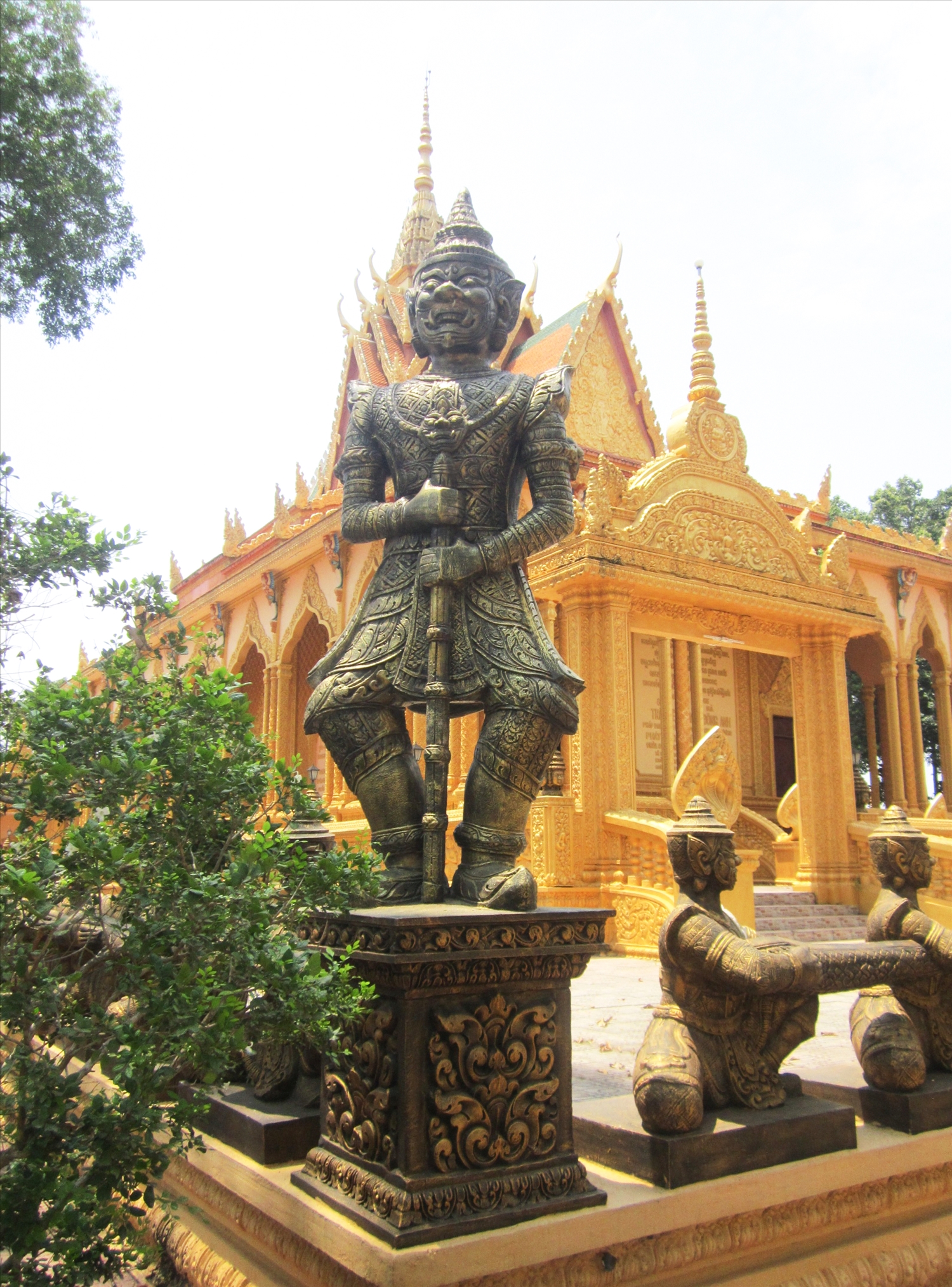 Tượng Chằn thường được đắp ở trước chùa Khmer