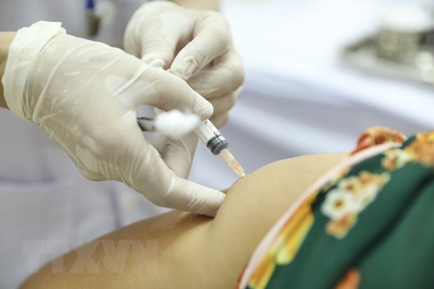 Nhân viên y tế tiêm thử nghiệm vaccine Nano Covax cho tình nguyện viên. (Ảnh: Minh Quyết/TTXVN)