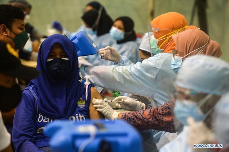 Indonesia đang đẩy mạnh tiêm chủng vaccine COVID-19 trong bối cảnh nước này hiện đang là một trong những điểm "nóng" nhất thế giới về tình hình dịch bệnh.(Ảnh: Xinhua)