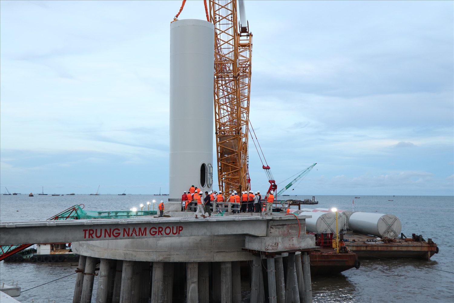 Dự án Nhà máy điện gió Đông Hải 1 có công suất 100 MW, quy mô gồm 25 trụ tuabin gió. Công suất mỗi tuabin là 4 MW