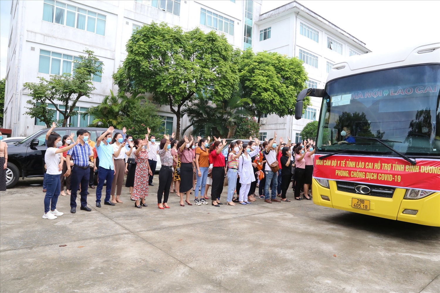 Lễ xuất của Đoàn thầy thuốc tình nguyện tỉnh Lào Cai vào Bình Dương tham gia chống dịch